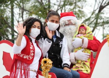 Olga Sosa lleva la magia de la navidad a niñas y niños en Tampico.