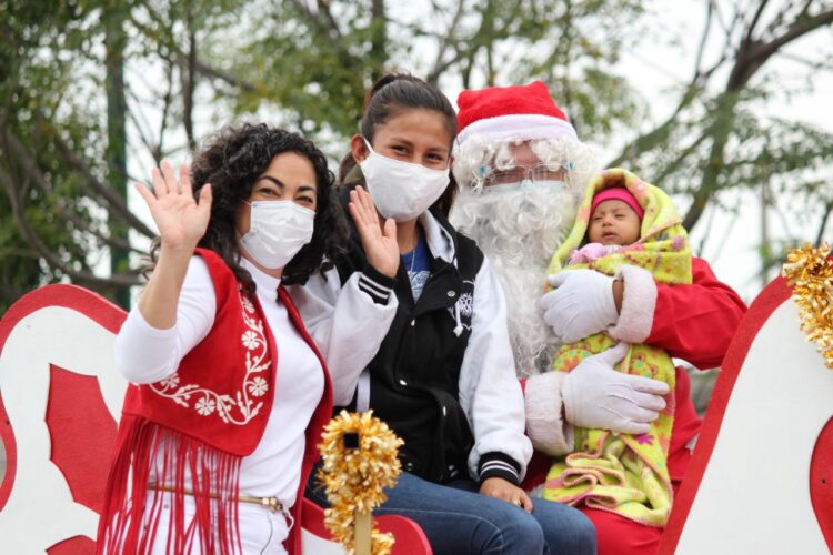 Olga Sosa lleva la magia de la navidad a niñas y niños en Tampico.