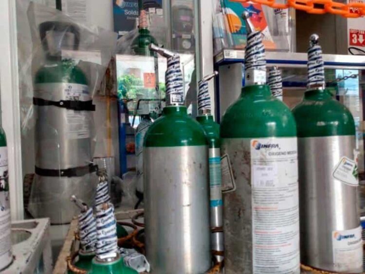 Duplican precio de tanques de oxígeno, crece demanda