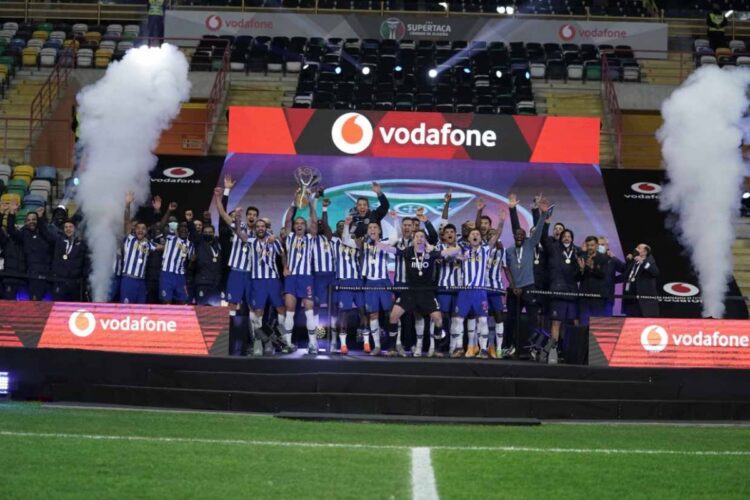 Porto y ‘Tecatito’ se coronan en la Supercopa de Portugal