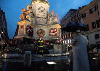 El Papa sale del Vaticano a orar por el mundo