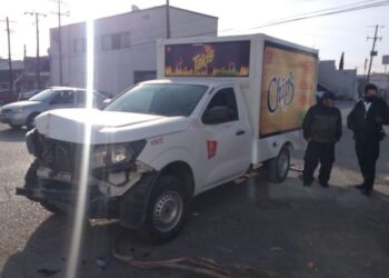 Choca al omitir alto cuando llevaba tanque de oxígeno a esposo enfermo
