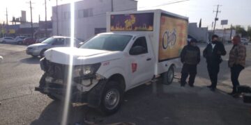 Choca al omitir alto cuando llevaba tanque de oxígeno a esposo enfermo