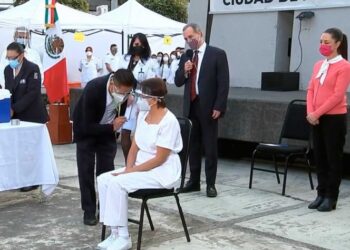 Aplican a enfermera primera vacuna contra Covid-19