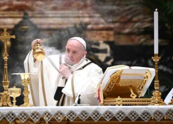 Papa Francisco celebra misa de Nochebuena marcada por el COVID-19