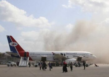 Explosiones en aeropuerto de Yemen dejan al menos 10 muertos