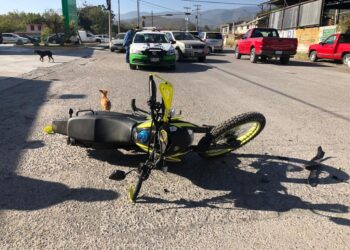 Motociclista se lesiona al chocar con auto