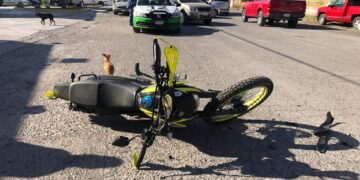 Motociclista se lesiona al chocar con auto