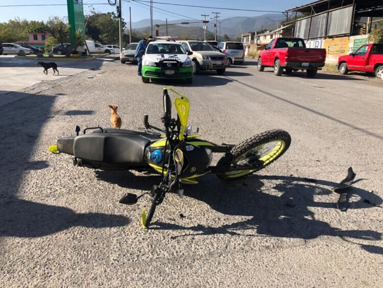 Motociclista se lesiona al chocar con auto