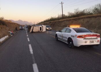Vuelca camioneta en ruta Victoria-Monterrey; 5 heridos