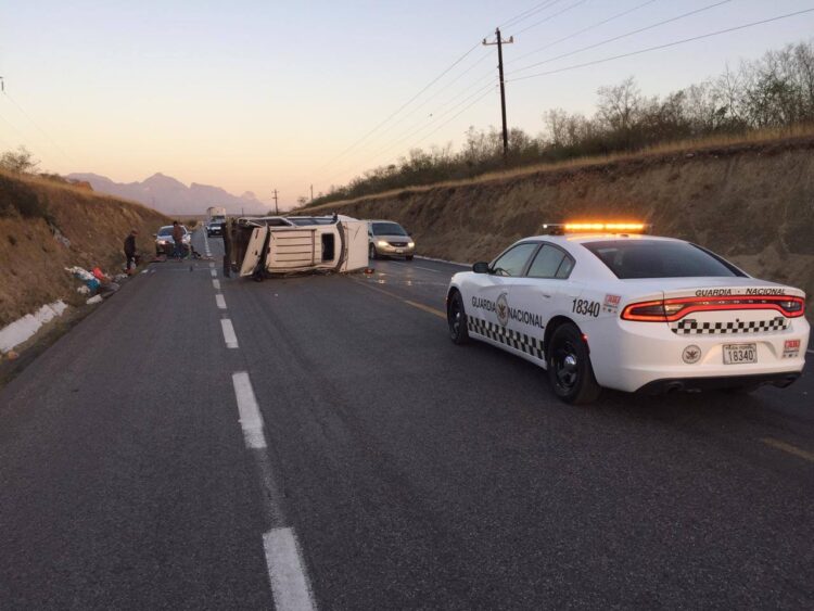 Vuelca camioneta en ruta Victoria-Monterrey; 5 heridos