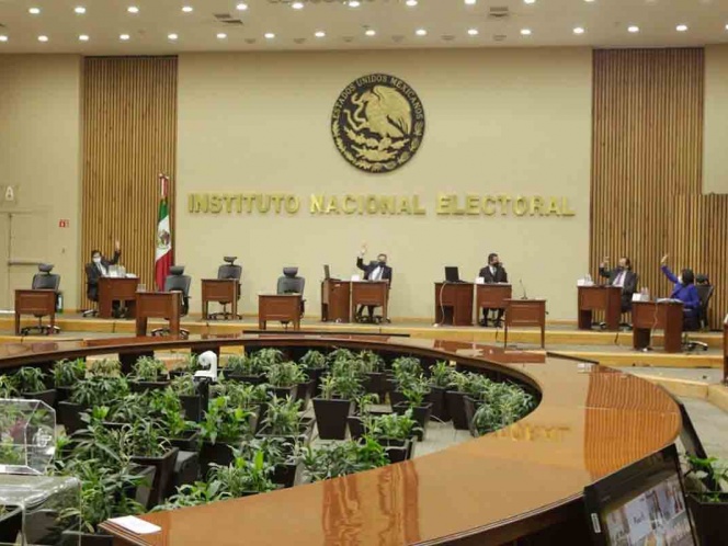 Corte acepta controversias constitucionales del INE y Cofece por salarios