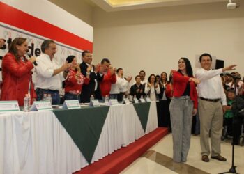 Traiciona Yahleel al PRI, renuncia y busca brazos del PAN