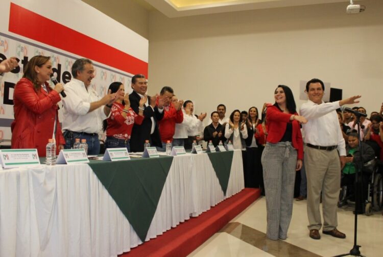 Traiciona Yahleel al PRI, renuncia y busca brazos del PAN