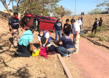 Dos heridas tras volcar camioneta en libramiento Naciones Unidas