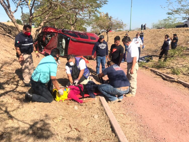 Dos heridas tras volcar camioneta en libramiento Naciones Unidas