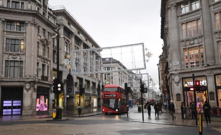 Récord de más de 50 mil casos diarios prende alertas en Reino Unido