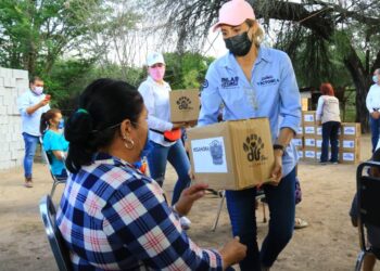 Lleva Pilar Gómez despensas y cobijas a familia afectada por incendio