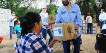 Lleva Pilar Gómez despensas y cobijas a familia afectada por incendio