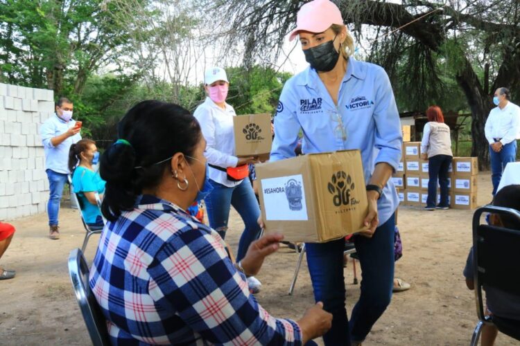Lleva Pilar Gómez despensas y cobijas a familia afectada por incendio