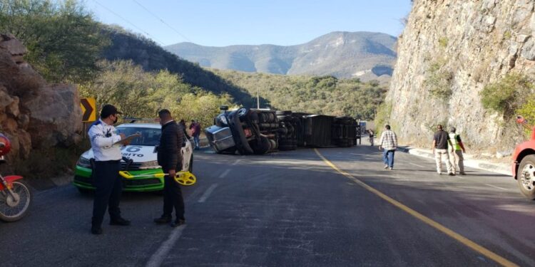 Vuelca tráiler con plátanos en ruta Victoria-San Luis Potosí
