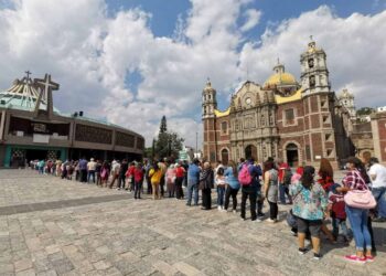 Feligreses hacen largas filas previo al cierre de la Basílica