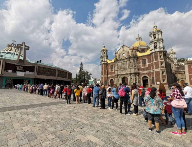 Feligreses hacen largas filas previo al cierre de la Basílica