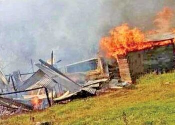 Comando armado quema 17 casas en Chiapas