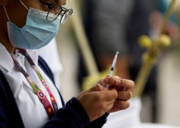 Bajaría 80% mortalidad por Covid al vacunar a adultos mayores