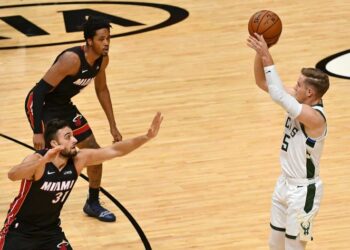 Los Bucks de Milwaukee imponen récord de triples en la NBA
