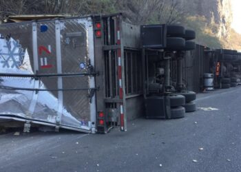 Vuelca tráiler con fresas en ruta Victoria-San Luis Potosí