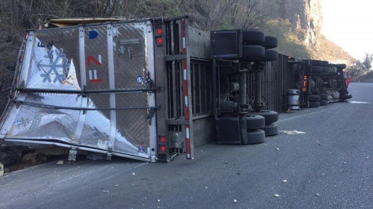 Vuelca tráiler con fresas en ruta Victoria-San Luis Potosí