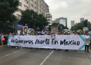 Abre AMLO ruta a legalización de aborto, plantea consulta