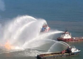 Explota ducto de Pemex frente a Dos Bocas