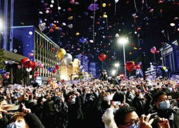 Termina año de desafío global; reciben al 2021 en el mundo