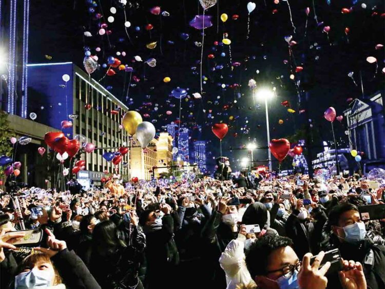 Termina año de desafío global; reciben al 2021 en el mundo