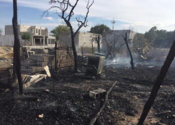 Incendio arrasa con casa de madera