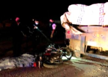 Se mata empleado al estrellar moto con tráiler
