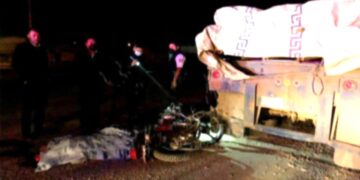 Se mata empleado al estrellar moto con tráiler