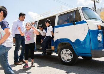 Premian a el “Profe de la Combi”