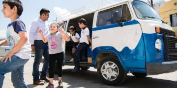 Premian a el “Profe de la Combi”