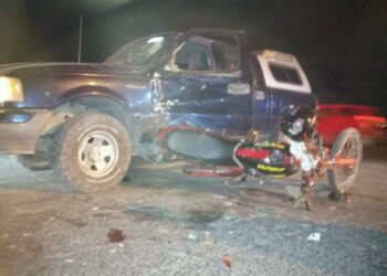 Grave motociclista al estrellarse con camioneta