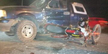 Grave motociclista al estrellarse con camioneta