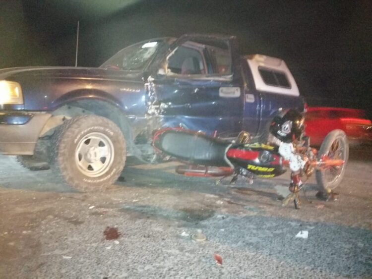 Grave motociclista al estrellarse con camioneta
