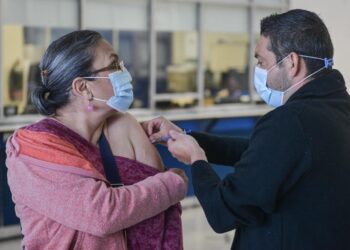 Vacunan contra influenza en explanada Esteban Baca y Anexo a Presidencia