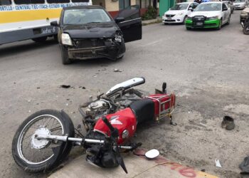 Heridos dos motociclistas al ser impactados por auto