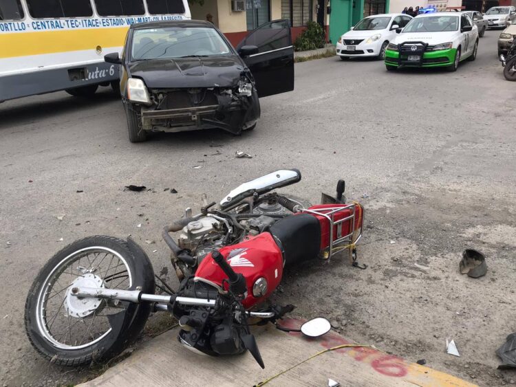Heridos dos motociclistas al ser impactados por auto