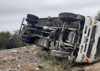 Vuelca camión cargado con fertilizante en ruta Victoria-SLP