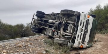 Vuelca camión cargado con fertilizante en ruta Victoria-SLP