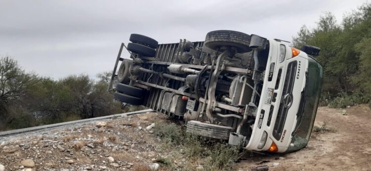 Vuelca camión cargado con fertilizante en ruta Victoria-SLP